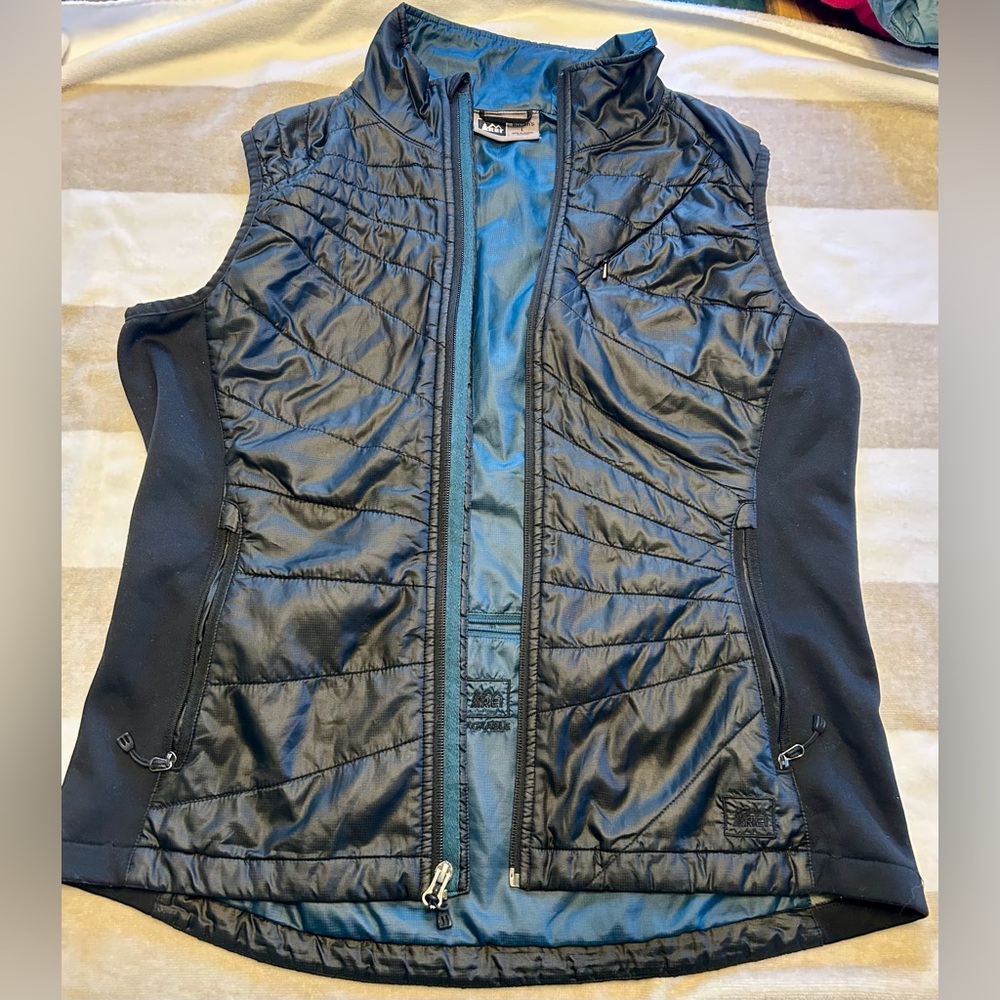 Amazing, lightweight, warm stretchy black REI women’s puffer vest, size L